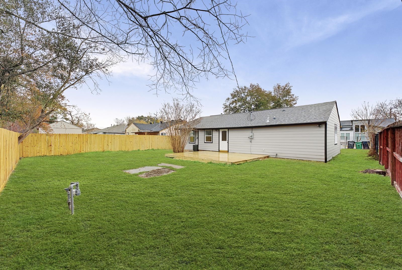 5719 Southwind Street Houston, TX 77033 - Photo 14 of 15 a backyard of a house with lots of green space