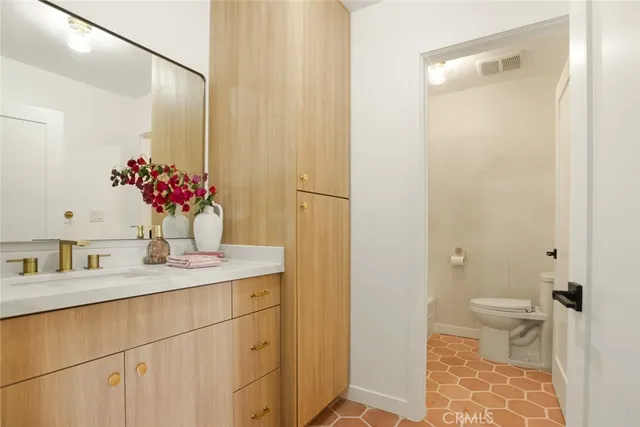 $649,000 | 334 Gladys Avenue, Unit 305, Long Beach, CA 90814