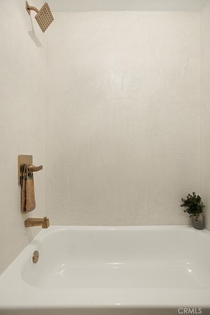 334 Gladys Avenue, Unit 305 Long Beach, CA 90814 - Photo 15 of 26 a bathroom with a bathtub