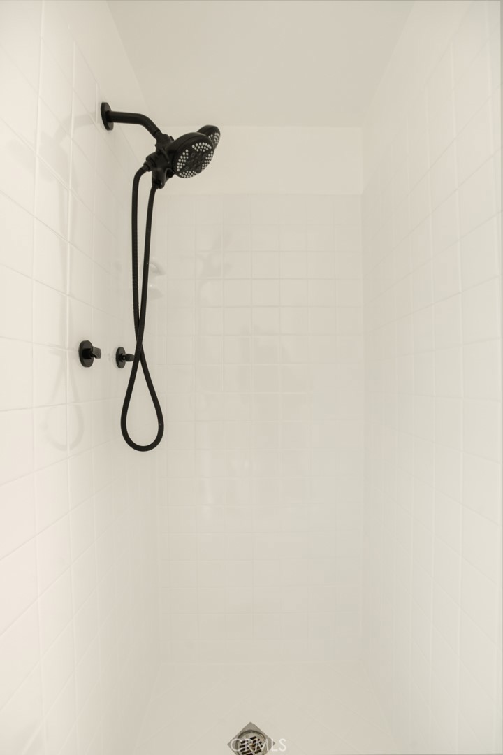 334 Gladys Avenue, Unit 305 Long Beach, CA 90814 - Photo 23 of 26 a bathroom with a shower