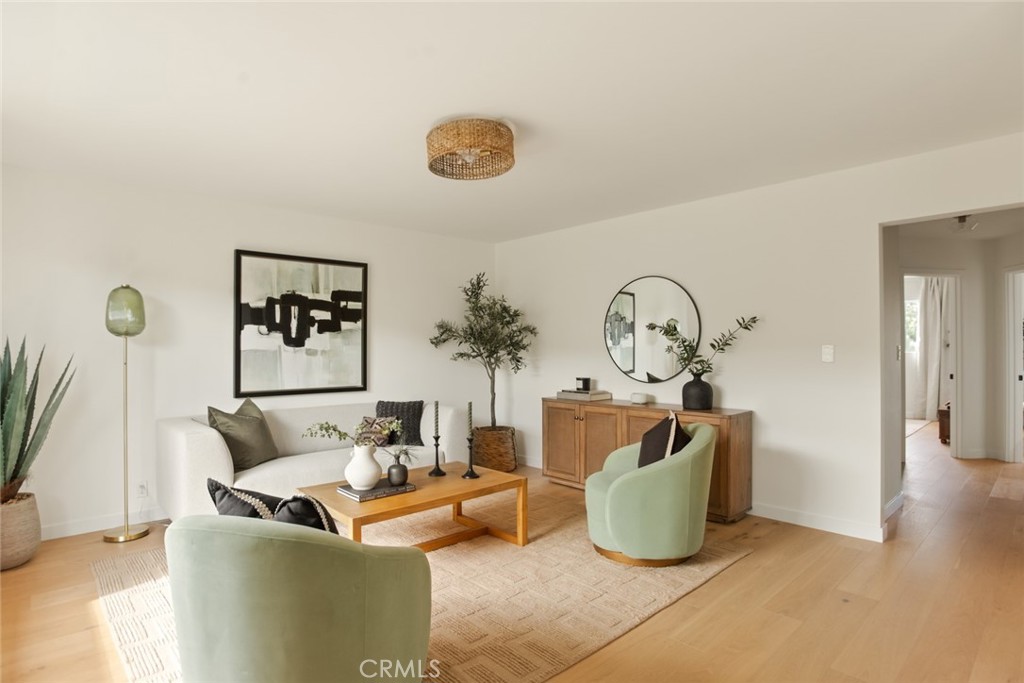 334 Gladys Avenue, Unit 305 Long Beach, CA 90814 - Photo 4 of 26 a living room with furniture