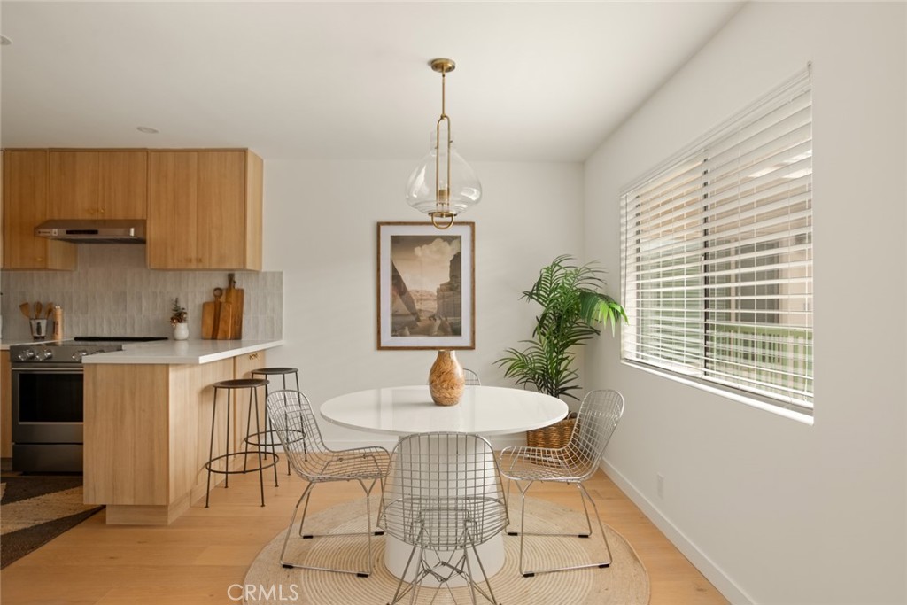 334 Gladys Avenue, Unit 305 Long Beach, CA 90814 - Photo 7 of 26 a dining room with furniture and window