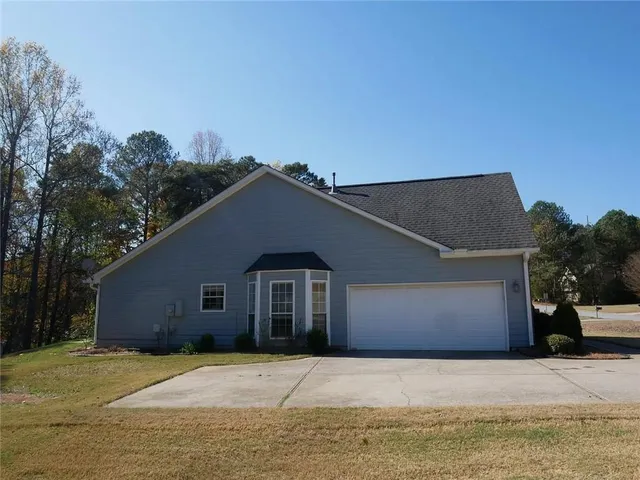 a front view of house with garage and yard