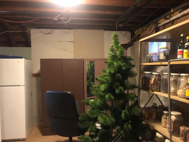 a view of entryway with outdoor seating