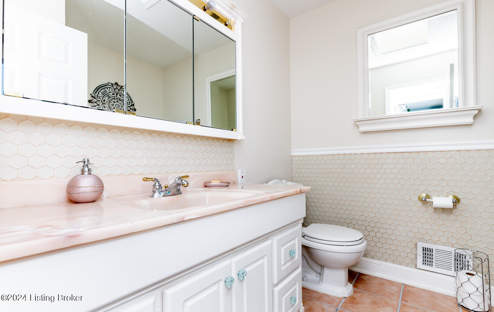 3813 Cutler Road Louisville, KY 40219 - Photo 21 of 39 Hall bath