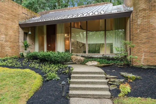 $999,900 | 33 Aylesbury Road, Worcester, MA 01609