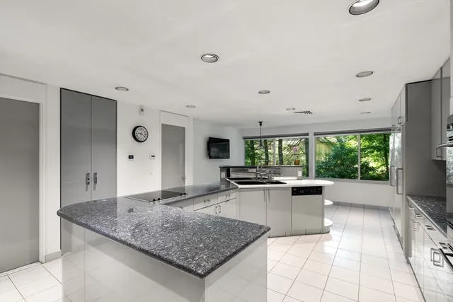 $999,900 | 33 Aylesbury Road, Worcester, MA 01609