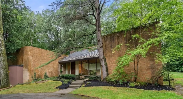 $999,900 | 33 Aylesbury Road, Worcester, MA 01609