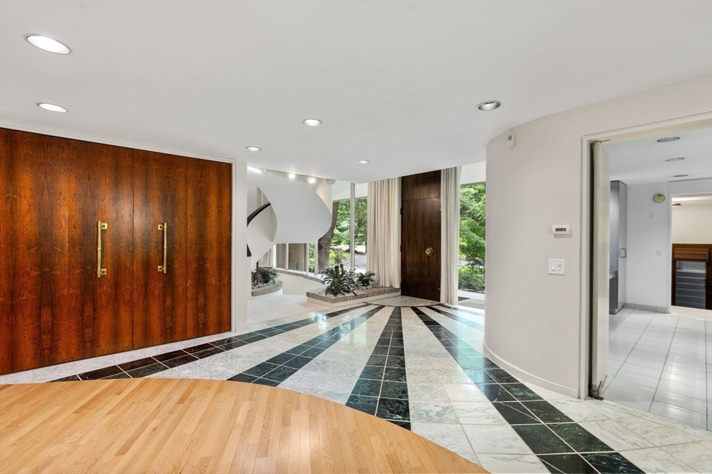 33 Aylesbury Road Worcester, MA 01609 - Photo 9 of 39