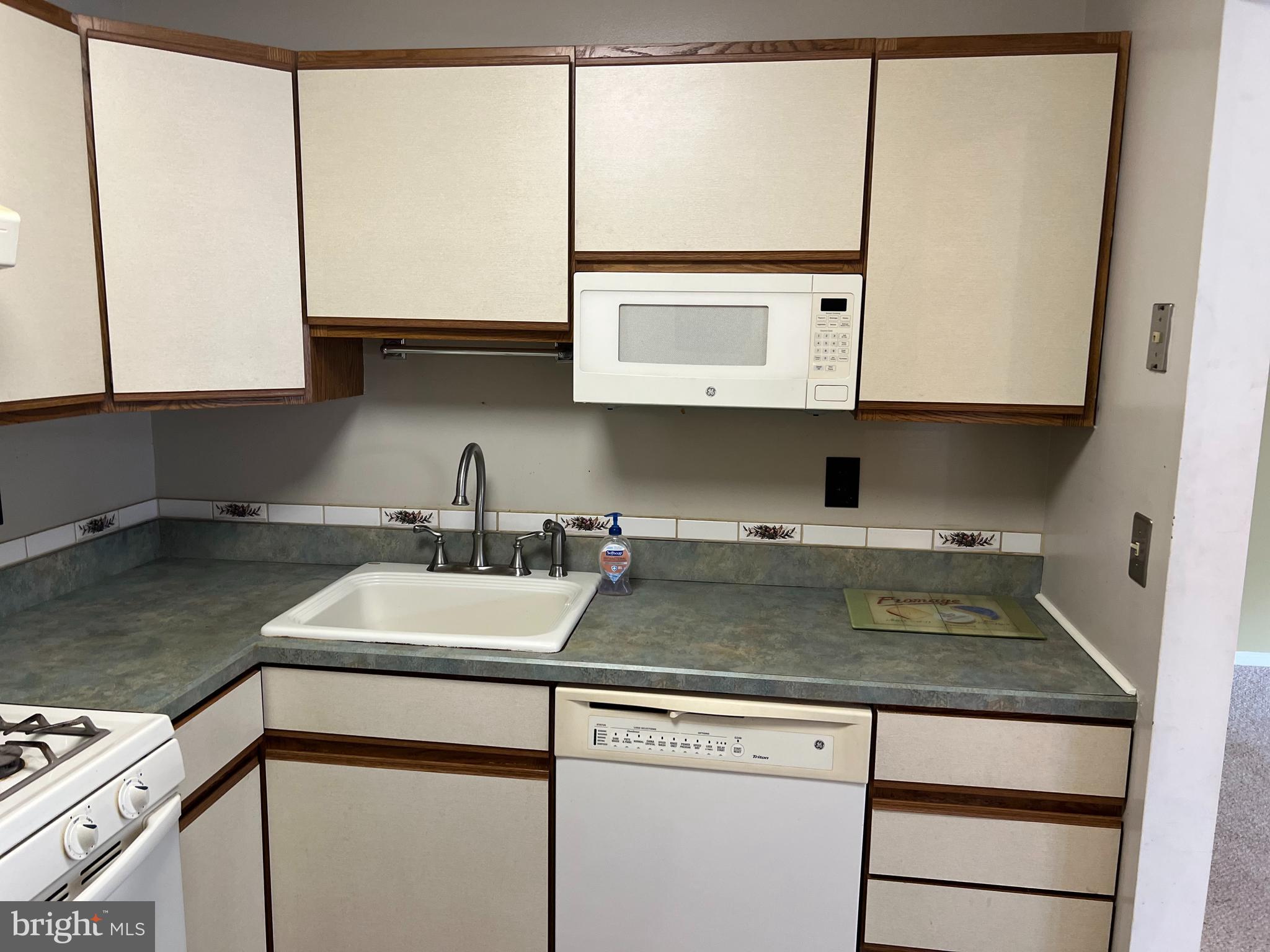 809 Woodhaven Drive Edison, NJ 08817 - Photo 12 of 40