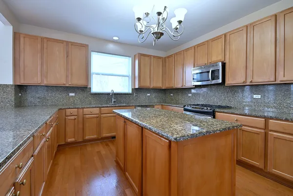 $600,000 | 2914 Kelly Drive, Elgin, IL 60124