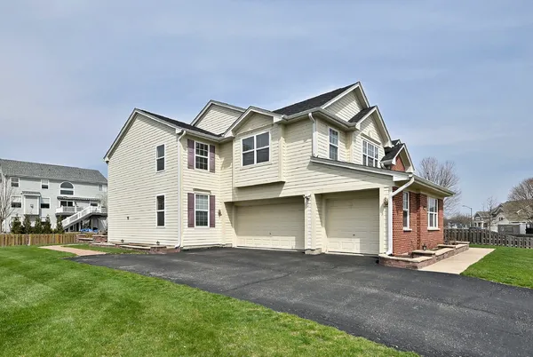 $600,000 | 2914 Kelly Drive, Elgin, IL 60124