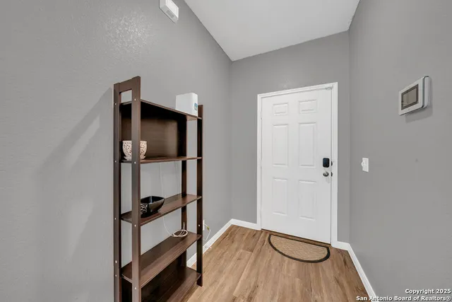 a view of a livingroom with furniture and a ceiling fan