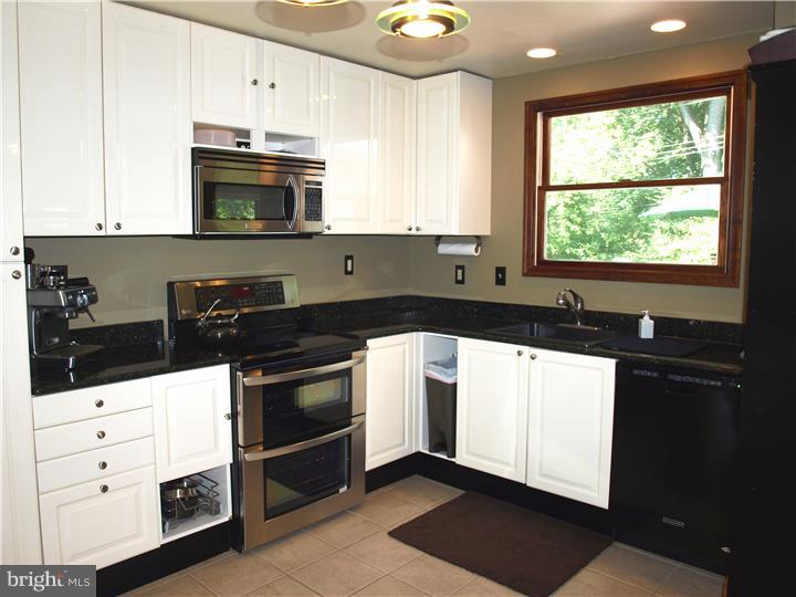 17 Lower Hilltop Road Yardley, PA 19067 - Photo 8 of 25 Kitchen