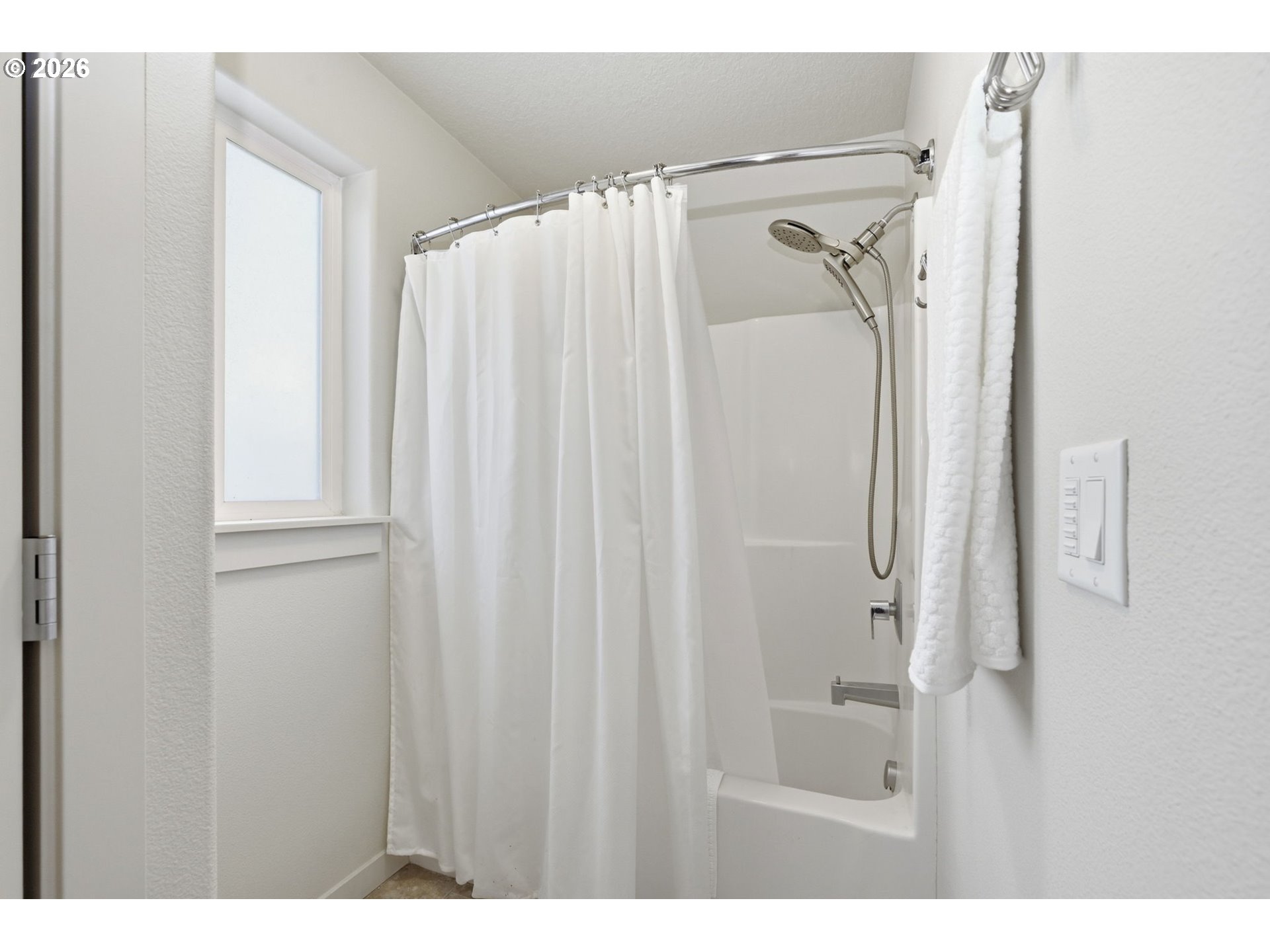 5442 Pranz Place Eugene, OR 97402 - Photo 31 of 34 a bathroom with a shower and a tub