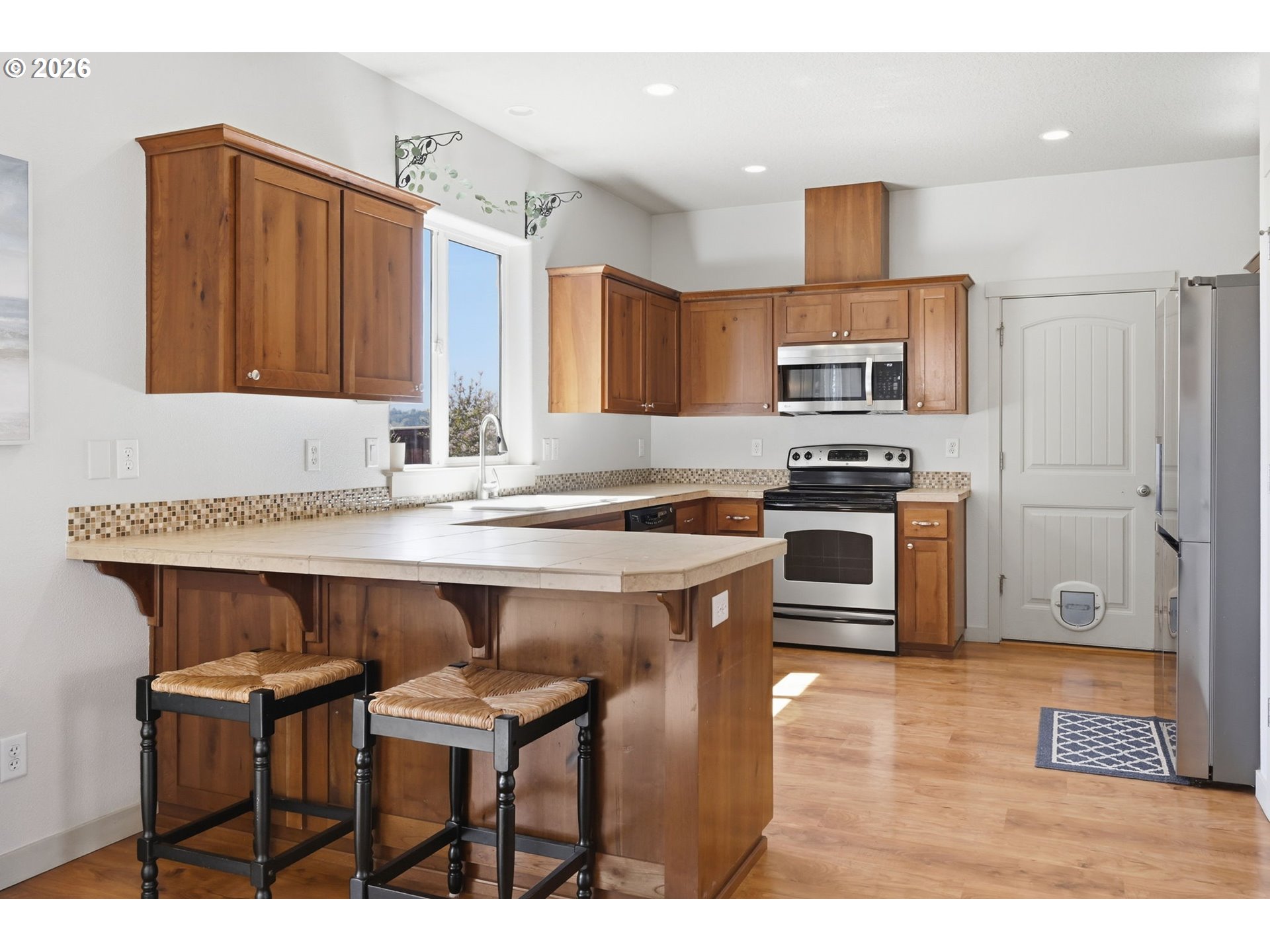 5442 Pranz Place Eugene, OR 97402 - Photo 7 of 34 a kitchen with a stove a refrigerator and a sink