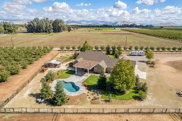 $995,000 | 12462 East Clinton Avenue, Sanger, CA 93657