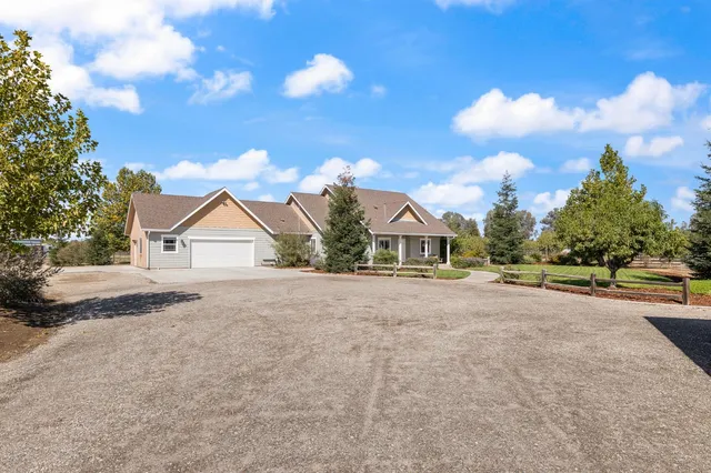 $995,000 | 12462 East Clinton Avenue, Sanger, CA 93657