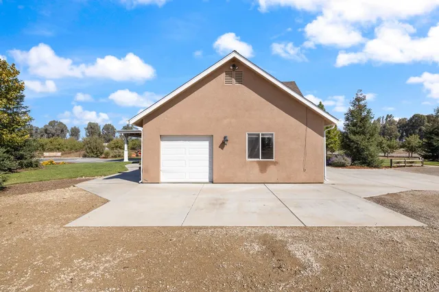 $995,000 | 12462 East Clinton Avenue, Sanger, CA 93657