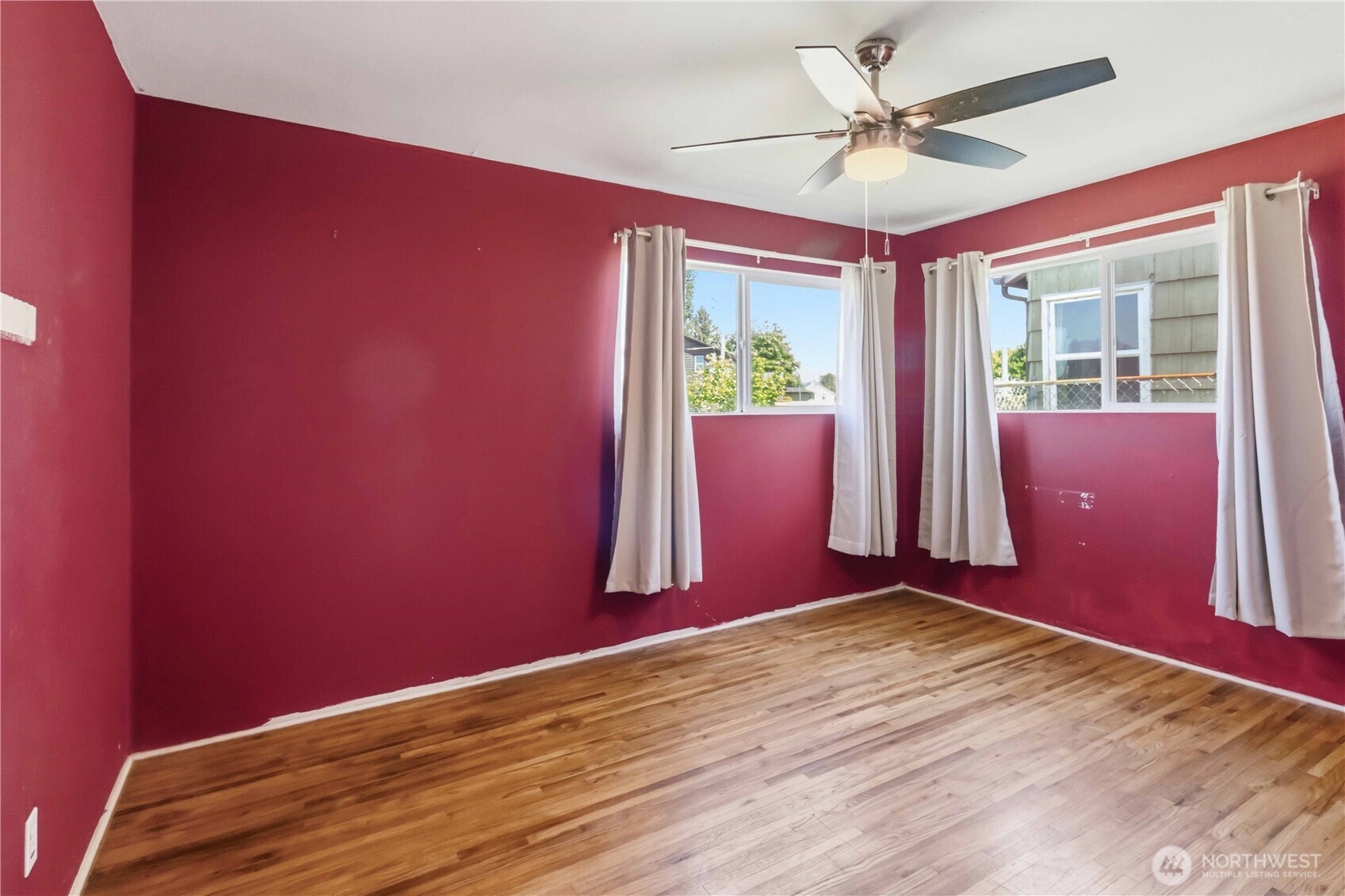 356 28th Avenue Longview, WA 98632 - Photo 12 of 24 a view of a livingroom with a workspace