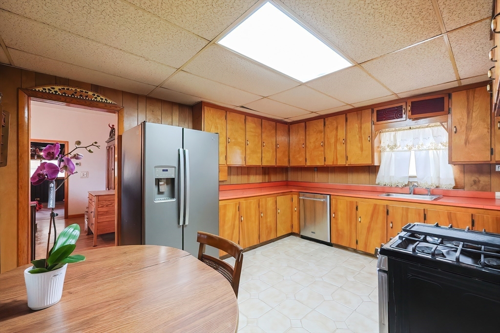 8 Walnut Street Stoneham, MA 02180 - Photo 11 of 34