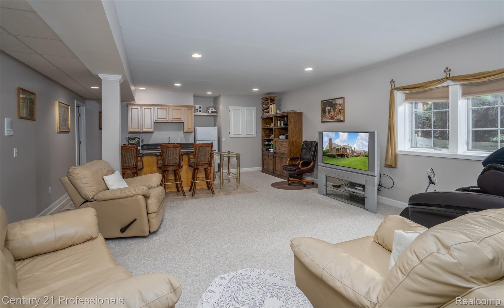 5076 Belmonte Drive, Unit 2 Rochester, MI 48306 - Photo 28 of 68 5076 Bellmonte Dr (35) with tv.jpg