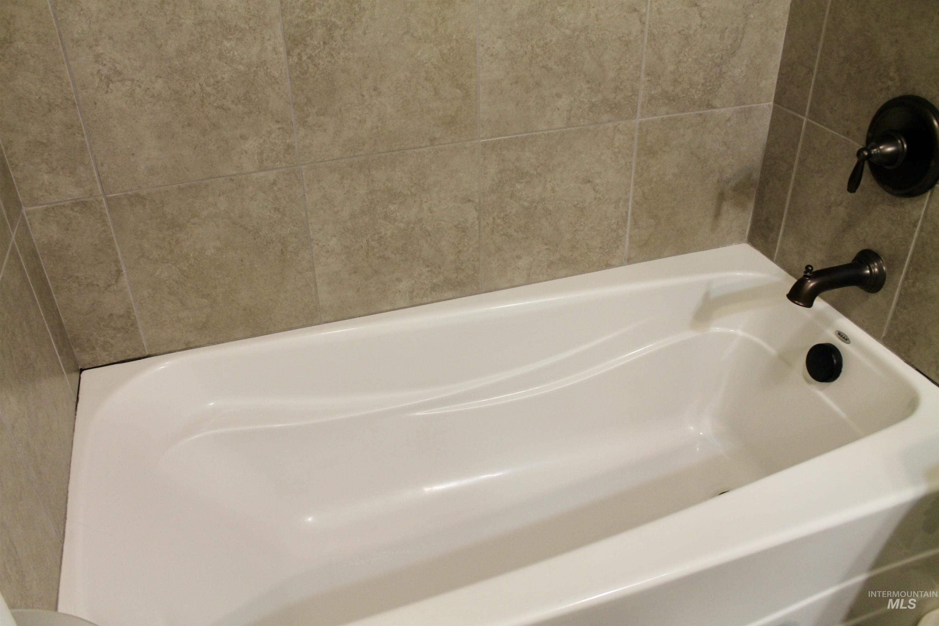 2464 Windmill Drive Twin Falls, ID 83301 - Photo 28 of 47 Full bathroom featuring a tub