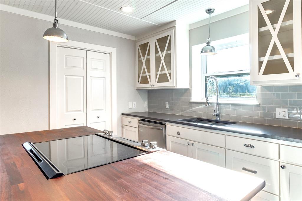 438 Lost Lane Midlothian, TX 76065 - Photo 6 of 33 a kitchen with stainless steel appliances granite countertop a sink window and cabinets