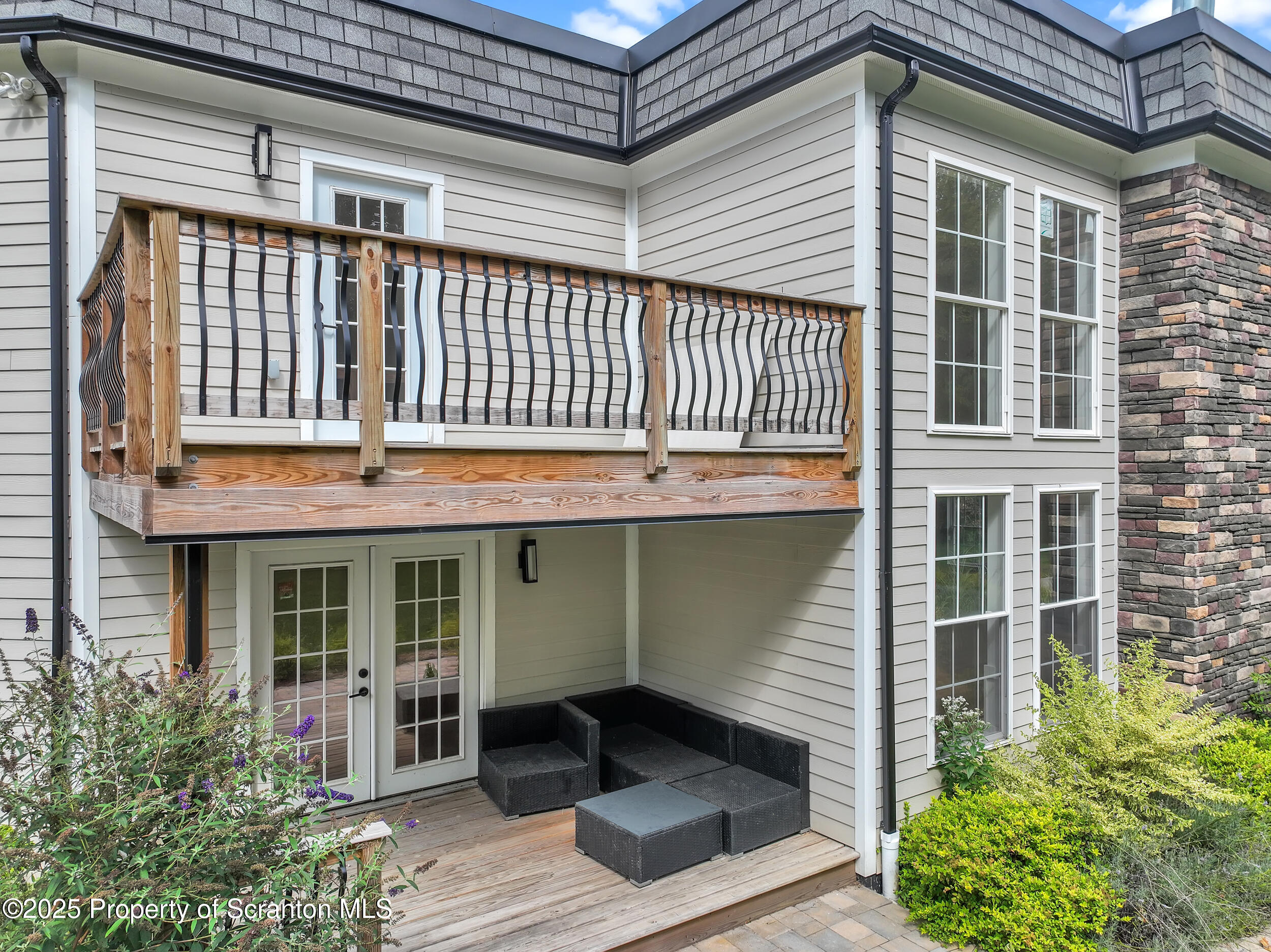 33 Fordham Road Wilkes Barre, PA 18702 - Photo 8 of 84 a view of brick house with large windows