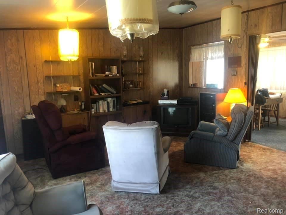 443 Franklin Road Pontiac, MI 48341 - Photo 15 of 18 Family Room.jpg
