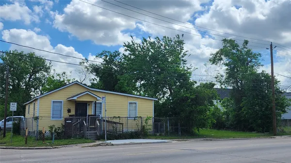 $915,000 | 7918 North Main Street, Houston, TX 77022