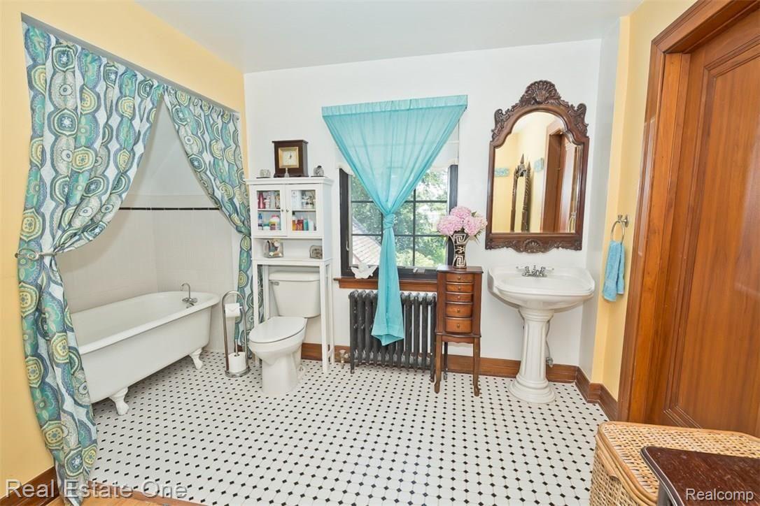 112 Cherokee Road Pontiac, MI 48341 - Photo 37 of 48 huge mas. bath w/clawfoot soaker tub