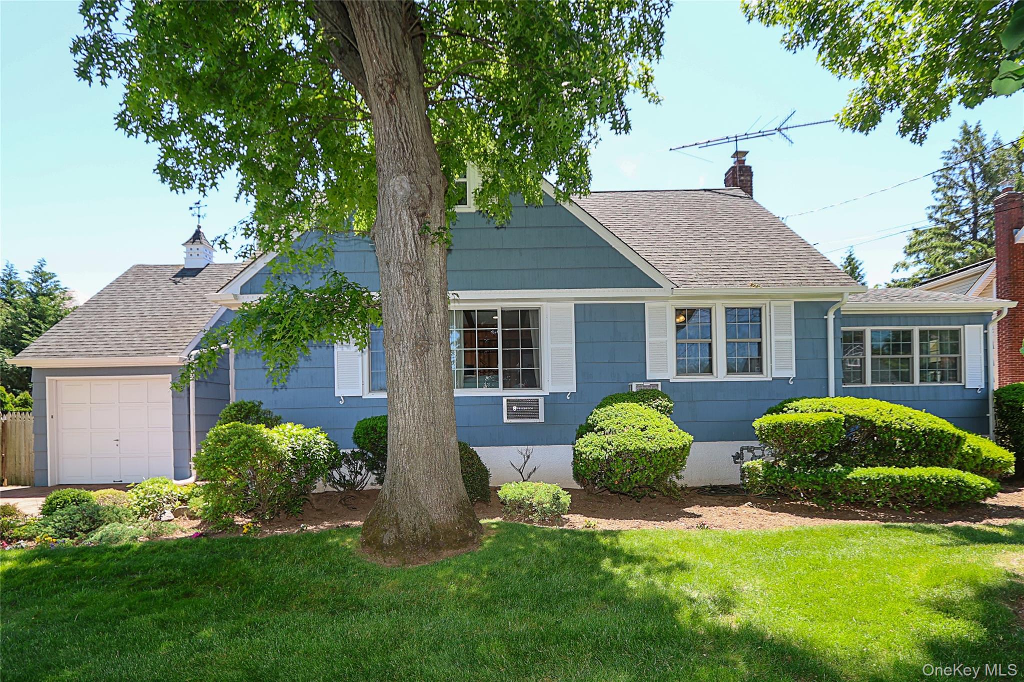 15 Hemlock Street Merrick, NY 11566 - Photo 3 of 47