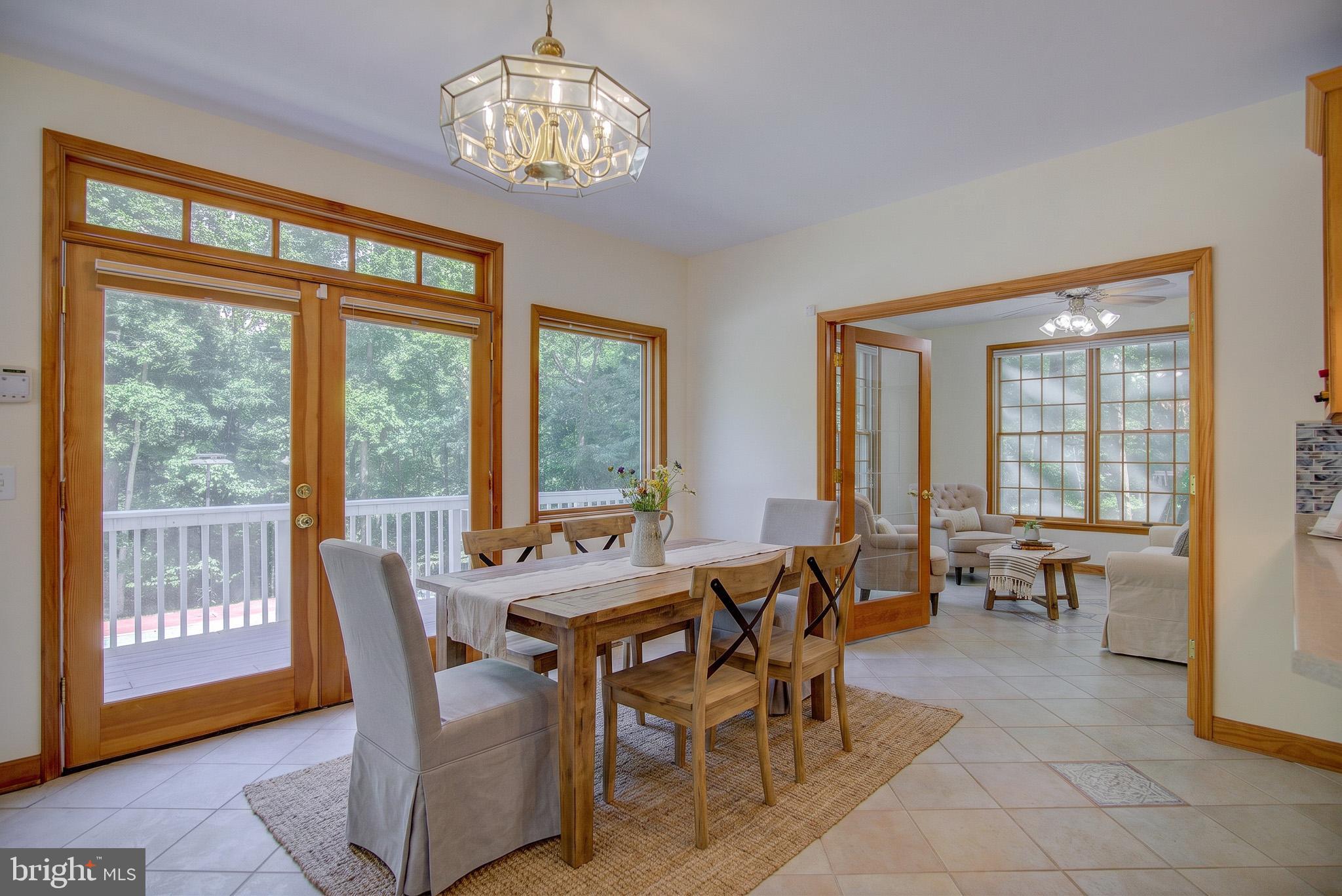 813 Blacks Hill Road Great Falls, VA 22066 - Photo 31 of 92 Light Filled Breakfast Room w/ Deck Access.