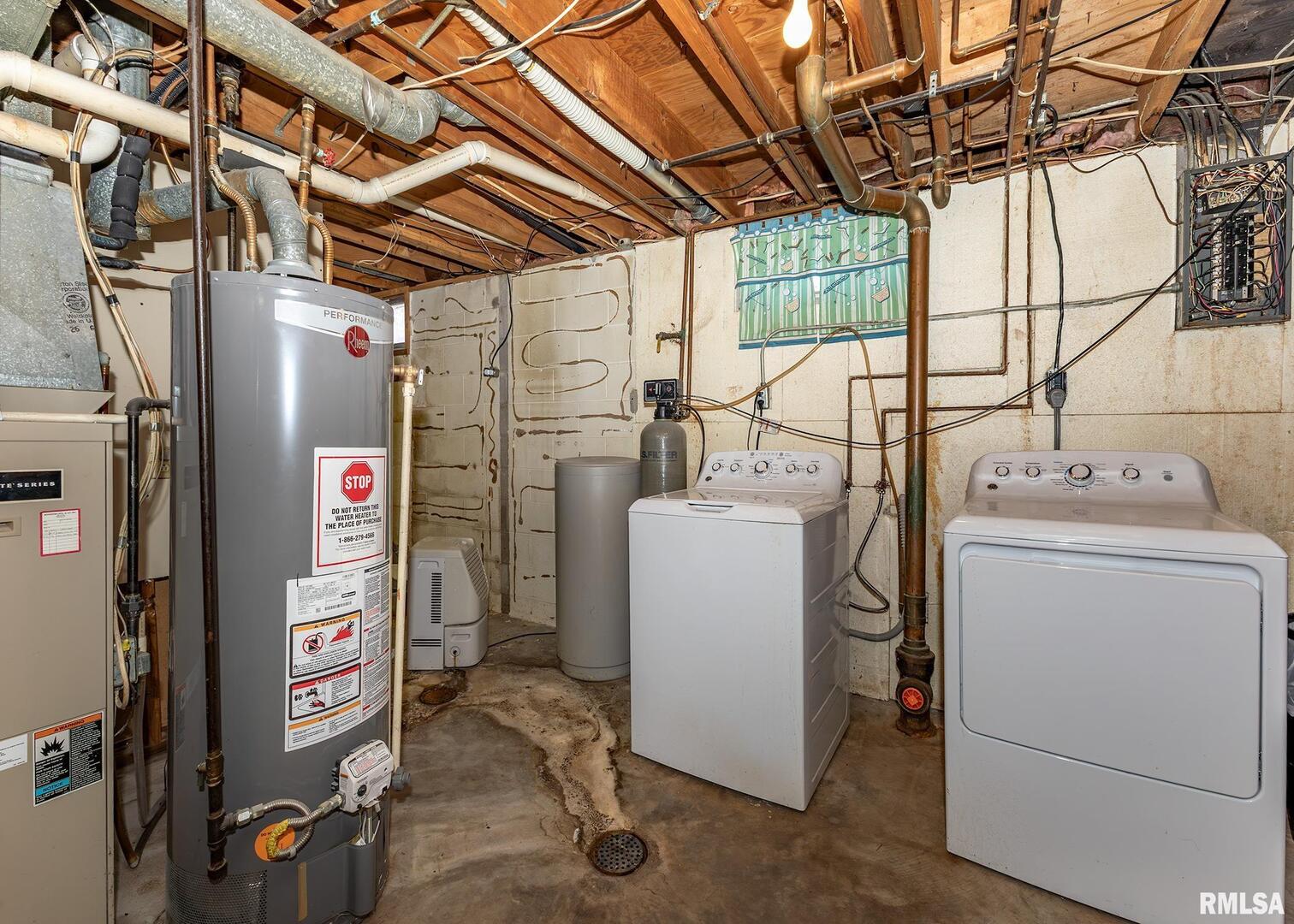 1430 4th Street Camanche, IA 52730 - Photo 20 of 22 a utility room with dryer and washer