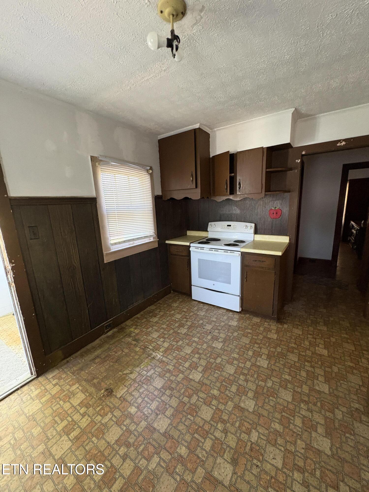 2495 Snapps Ferry Road Greeneville, TN 37745 - Photo 9 of 19 20260917_141831455_iOS