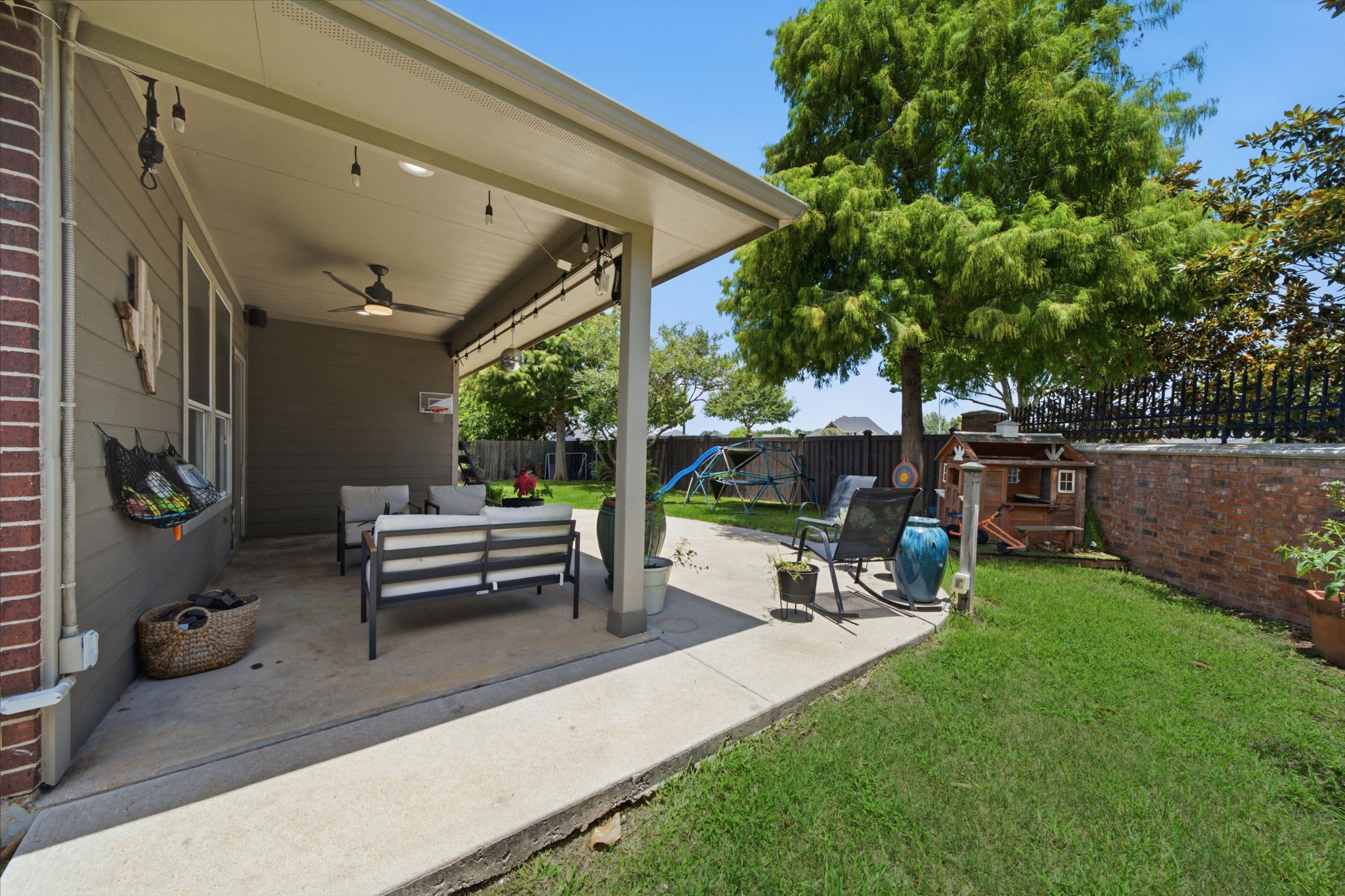 8911 Henrico Lane Rosenberg, TX 77469 - Photo 28 of 45 a view of a patio with table and chairs potted plants and large tree