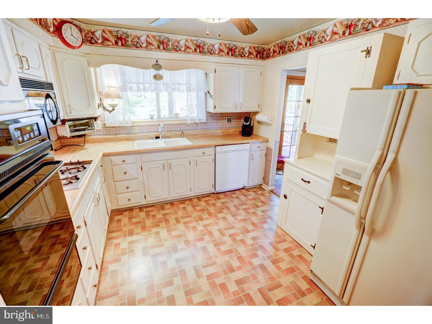 16 Fort Donelson Road Pennsville, NJ 08070 - Photo 6 of 23 Kitchen