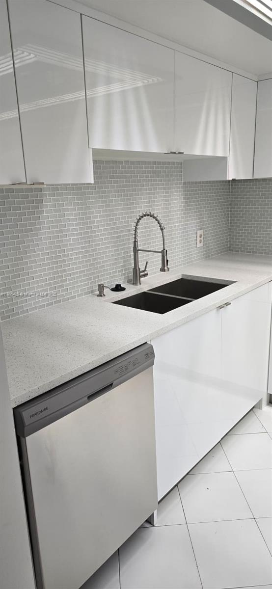 2843 South Bayshore Drive, Unit 3A Miami, FL 33133 - Photo 5 of 43 a kitchen with appliances and cabinets