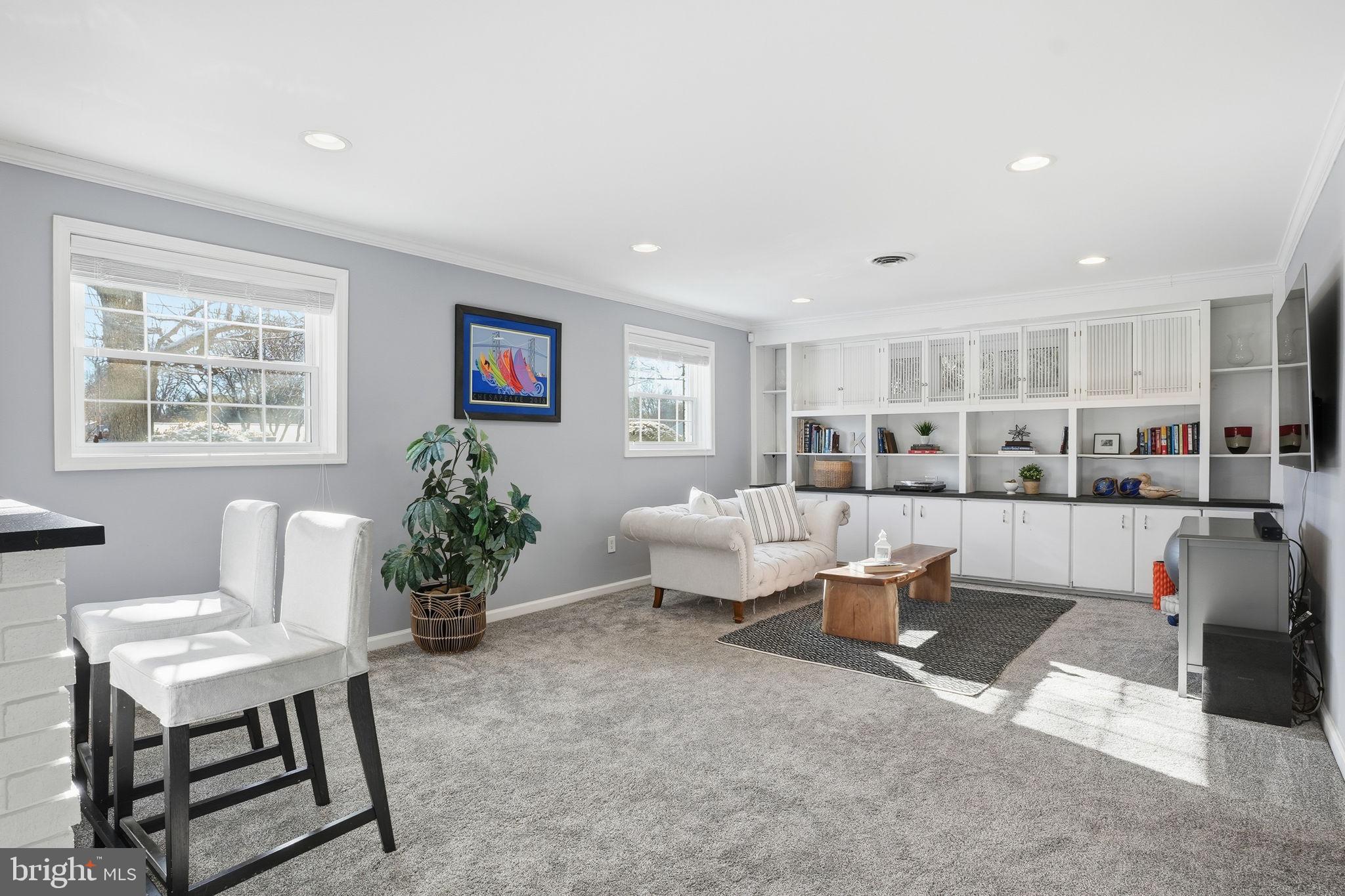 19 Williams Drive Annapolis, MD 21401 - Photo 11 of 45 a living room with furniture and a potted plant