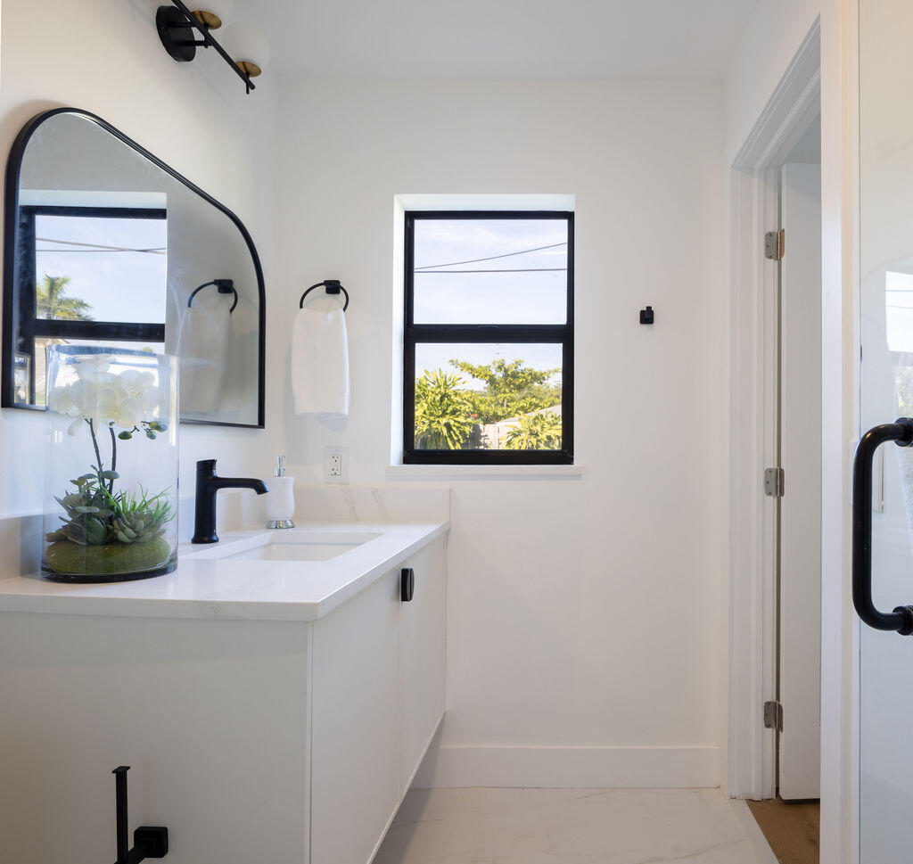 517 Rye Lane Delray Beach, FL 33444 - Photo 20 of 36 Primary Bathroom