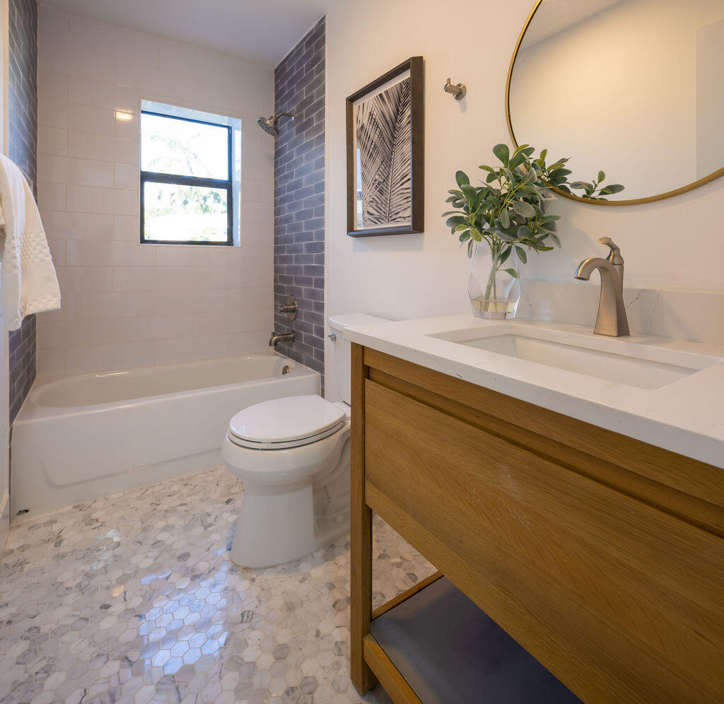 517 Rye Lane Delray Beach, FL 33444 - Photo 23 of 36 Guest Bathroom