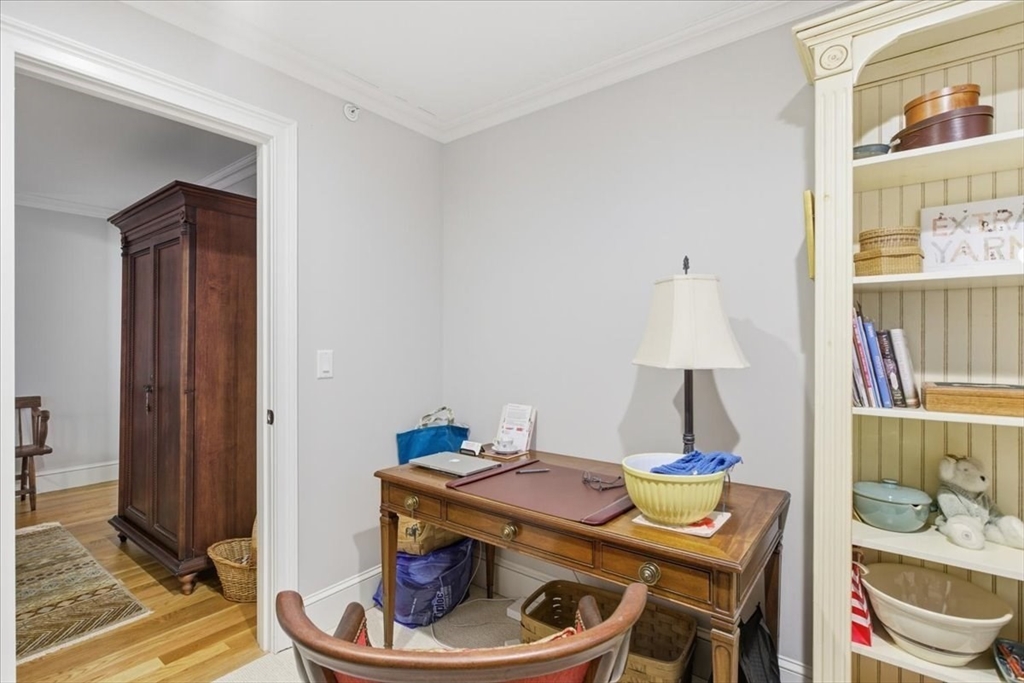 1090 Shore Road, Unit 7 Bourne, MA 02559 - Photo 29 of 42 a table and chairs in a room