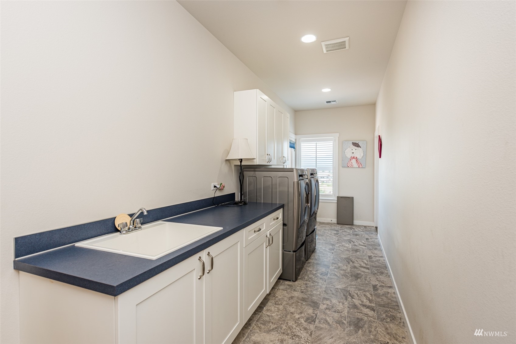 411 Jones Farm Road Sequim, WA 98382 - Photo 38 of 40 a kitchen that has a sink and a stove in it