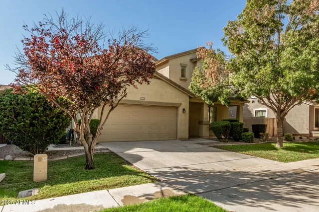 a view of a house with backyard