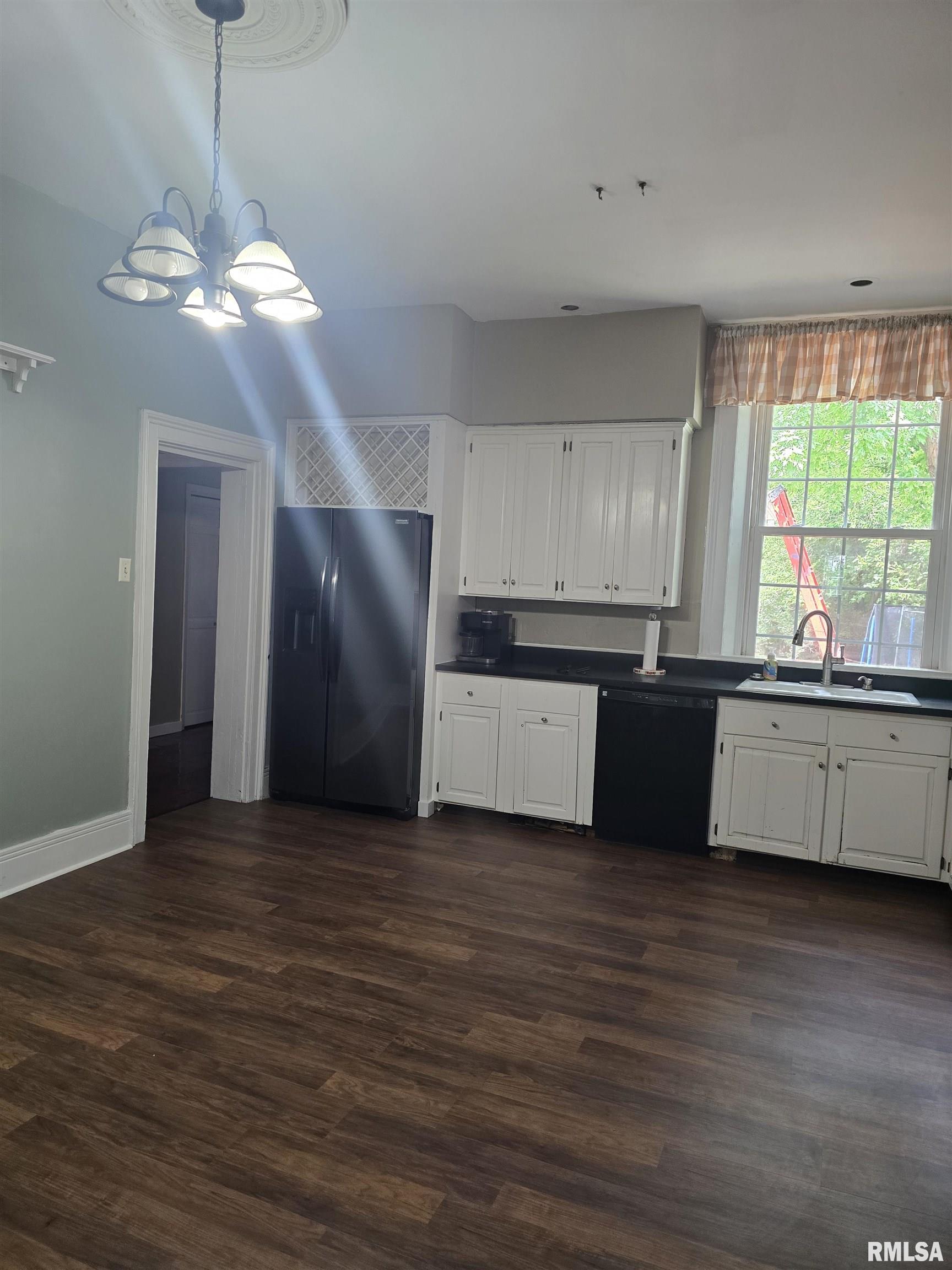 239 West Chestnut Street Canton, IL 61520 - Photo 16 of 83