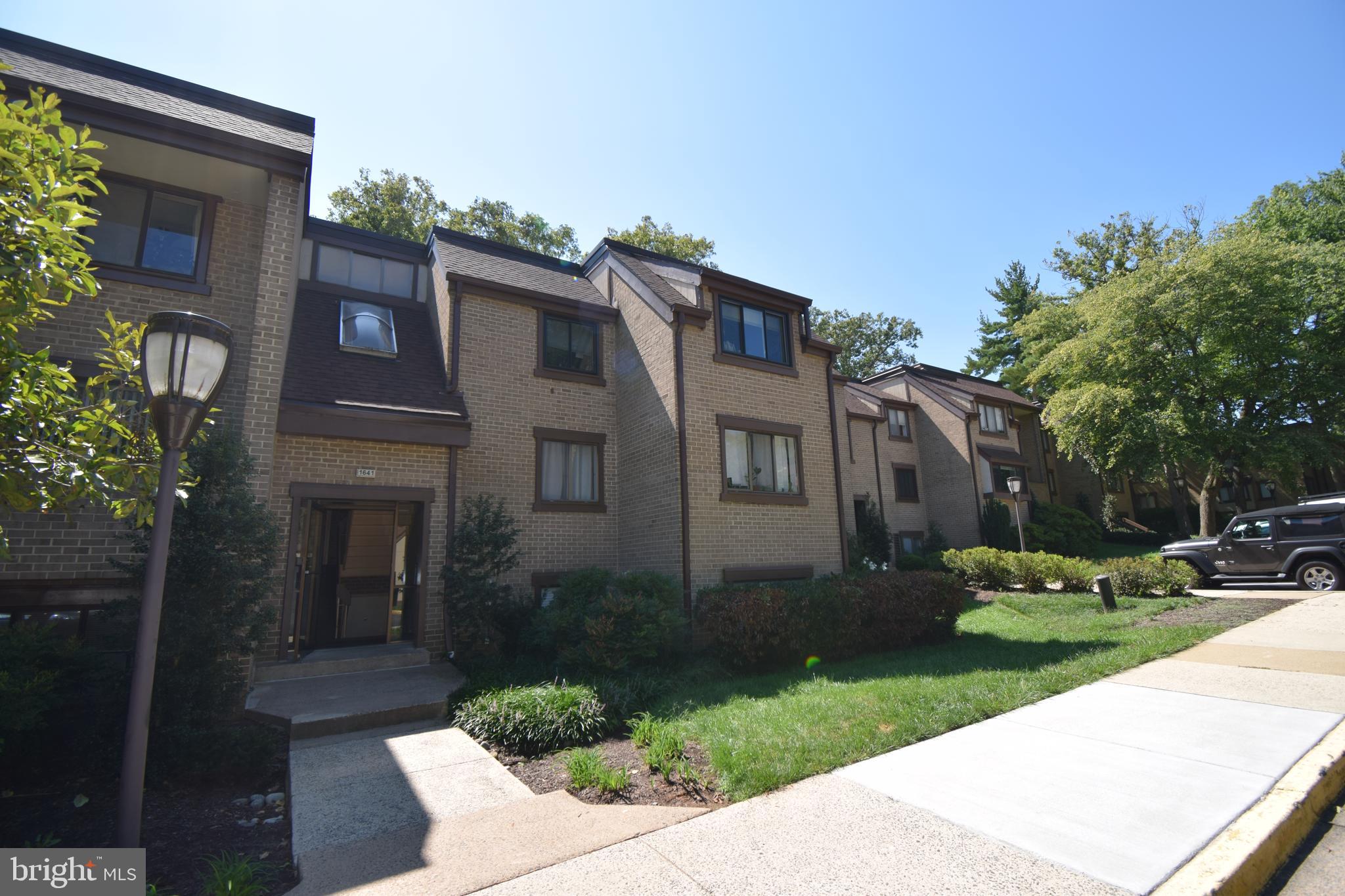 1641 Parkcrest Circle, Unit 101 Reston, VA 20190 - Photo 3 of 37 1641 Parkcrest Circle