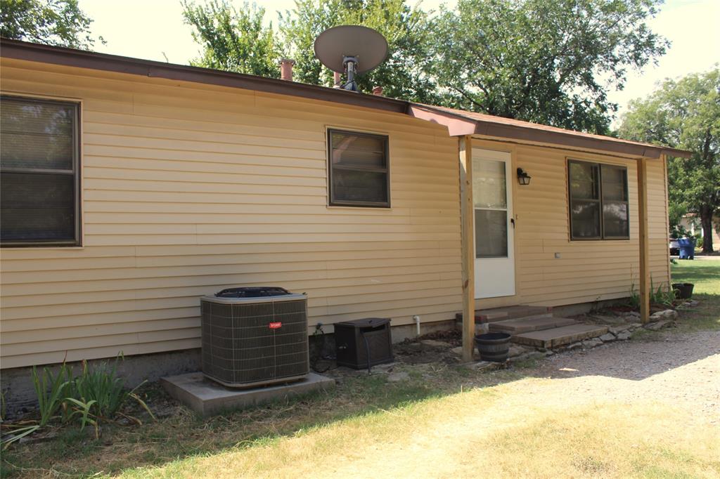 2506 Vincent Street Brownwood, TX 76801 - Photo 3 of 40 a view of a backyard