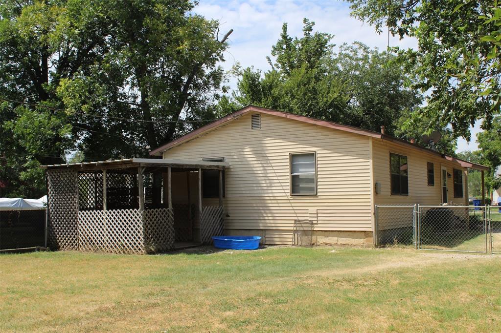 2506 Vincent Street Brownwood, TX 76801 - Photo 31 of 40 a backyard of a house