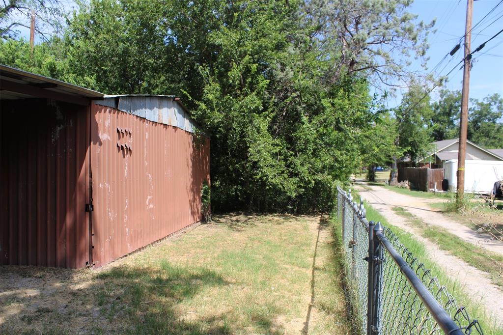 2506 Vincent Street Brownwood, TX 76801 - Photo 36 of 40 a backyard of a house